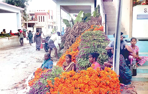 ದೀಪಾವಳಿ ಹಬ್ಬದ ಹಿನ್ನೆಲೆಯಲ್ಲಿ ಸಿದ್ದಾಪುರದಲ್ಲಿ ವಿವಿಧ ಬಗೆಯ ಹೂಗಳನ್ನು ಮಾರಾಟ ಮಾಡುತ್ತಿರುವುದು.