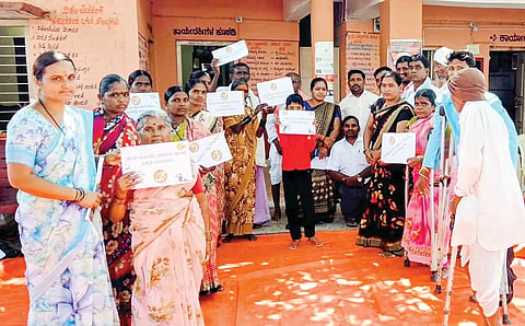 ಅಳವಂಡಿ ಸಮೀಪದ ಗುಳದಳ್ಳಿ ಗ್ರಾಮದಲ್ಲಿ ಹಮ್ಮಿಕೊಂಡಿದ್ದ ನಶಾಮುಕ್ತ ಭಾರತ ಅಭಿಯಾನದ ನಿಮಿತ್ತ ಅರಿವು ಮೂಡಿಸುವ ಕಾರ್ಯಕ್ರಮದಲ್ಲಿ ಬಿತ್ತಿಪತ್ರ ಪ್ರದರ್ಶಿಸಲಾಯಿತು. ತಾಲೂಕು ವಿವಿಧೋದ್ದೇಶ ಕಾರ್ಯಕರ್ತೆ ಜಯಶ್ರೀ ವಣಗೇರಿ, ಗ್ರಾಪಂ ಉಪಾಧ್ಯಕ್ಷ ಯಮನೂರಪ್ಪ ಗೊರವರ, ಕಾಯಕಮಿತ್ರ ಅನ್ನಪೂರ್ಣ ಗೊಂದಿಹೊಸಳ್ಳಿ, ಗ್ರಂಥಪಾಲಕಿ ಅರುಣಾ ಗಬ್ಬೂರು ಇತರರಿದ್ದರು.