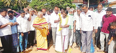 ಕೊತ್ತನಹಳ್ಳಿ ಗ್ರಾಮದಲ್ಲಿ ರಸ್ತೆ ಅಭಿವೃದ್ಧಿ ಕಾಮಗಾರಿಗೆ ಸಿ.ಎನ್. ಬಾಲಕೃಷ್ಣ ಚಾಲನೆ ನೀಡಿದರು. ಮಹೇಶ್, ಎಚ್.ಬಿ, ಲೋಕೇಶ್, ಪ್ರಭಾಕರ್, ಅಣ್ಣಯ್ಯ ಇತರರು ಇದ್ದರು.