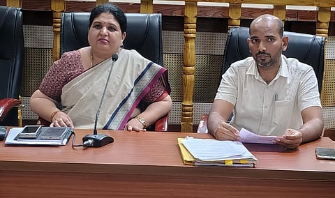 ಹೊಸಪೇಟೆಯಲ್ಲಿ ಜಿಲ್ಲಾಧಿಕಾರಿ ಕವಿತಾ ಎಸ್.ಮನ್ನಿಕೇರಿ ಅಧ್ಯಕ್ಷತೆಯಲ್ಲಿ ಗ್ಯಾಸ್ ಏಜೆನ್ಸಿಗಳ ನಿರ್ವಹಣೆ ಸಭೆ ನಡೆಯಿತು. ಆಹಾರ ಮತ್ತು ನಾಗರಿಕ ಸರಬರಾಜು ಇಲಾಖೆ ಉಪನಿರ್ದೇಶಕ ರಿಯಾಜ್ ಇದ್ದರು.