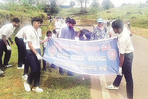 ಮೂರ್ನಾಡು ವಿದ್ಯಾಸಂಸ್ಥೆಯ ಪದವಿ ಪೂರ್ವ ಹಾಗೂ ಪದವಿ ಕಾಲೇಜಿನ ಎನ್ನೆಸ್ಸೆಸ್ ವಿದ್ಯಾರ್ಥಿಗಳು ಸ್ವಚ್ಛತಾ ಕಾರ್ಯ ನಡೆಸಿದರು.