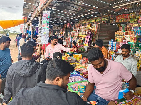 ಎಲ್ಲೆಡೆ ದೀಪಾವಳಿ ಹಬ್ಬದ ಖರೀದಿ ಭರಾಟೆ