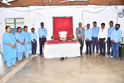 ಹಟ್ಟಿ ಚಿನ್ನದಗಣಿ ಕಂಪನಿಯಲ್ಲಿ ಕಿತ್ತೂರು ರಾಣಿ ಚನ್ನಮ್ಮ ಜಯಂತಿ ಆಚರಿಸಲಾಯಿತು. ಚಿನ್ನದಗಣಿ ಕಂಪನಿಯ ಕಾನೂನು ಸಲಹೆಗಾರ ಚಂದ್ರಶೇಖರ್ ಮರಗೂರು, ಗಣಿ ಅಧಿಕಾರಿಗಳಾದ ರಮೇಶ್, ಕಾವ್ಯಾ, ಸಿಬ್ಬಂದಿ ರಂಗನಾಥ, ವೀರಭದ್ರಪ್ಪ, ರೇಷ್ಮಾ, ಅಮರಗುಂಡಪ್ಪ, ಶ್ರೀಮಂತ, ಮಹೇಬೂಬ್ ಇತರರಿದ್ದರು.