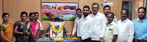 ಮಾನ್ವಿ ತಹಸಿಲ್ ಕಚೇರಿಯಲ್ಲಿ ತಾಲೂಕು ಆಡಳಿತದಿಂದ ವೀರರಾಣಿ ಕಿತ್ತೂರು ರಾಣಿ ಚನ್ನಮ್ಮ ಜಯಂತಿ ಆಚರಿಸಲಾಯಿತು. ಗ್ರೇಡ್-2 ತಹಸೀಲ್ದಾರ್ ಅಬ್ದುಲ್ ವಾಹೀದ್, ಸರ್ವೇ ಇಲಾಖೆ ಅಧಿಕಾರಿ ನೂರುದ್ದೀನ್, ಶಿಕ್ಷಕಿ ಅಂಬಮ್ಮ ಪ್ರತಾಪ್‌ಸಿಂಗ್, ಮೌನೇಶ ರಾಜಲದಿನ್ನಿ,