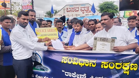 ಮಾನ್ವಿಯ ಬಸವವೃತ್ತದಲ್ಲಿ ಸಂವಿಧಾನ ಸಂರಕ್ಷಣ ಸಮಿತಿ ತಾಲೂಕು ಘಟಕದಿಂದ ತಹಸೀಲ್ದಾರ್ ಭೀಮರಾಯ ರಾಮಸಮುದ್ರಗೆ ಮನವಿ ಸಲ್ಲಿಸಲಾಯಿತು. ಸಮಿತಿ ತಾಲೂಕು ಪದಾಧಿಕಾರಿಗಳಾದ ಯಲ್ಲಪ್ಪ ಬಾದರದಿನ್ನಿ, ಪ್ರೀತಮ್ ಕೊಡ್ಲಿ, ಜೀಶನಾ ಖಾದ್ರಿ, ಸೈಯ್ಯದ್ ಅಕ್ಬರ್‌ಪಾಷಾ, ಪಿ.ರವಿಕುಮಾರ, ಕಿರಿಲಿಂಗಪ್ಪ, ಶಿವರಾಜ ಉಮಳಿಹೊಸೂರು, ಸೈಯ್ಯದ್ ಸಜ್ಜಾದ್ ಮತವಾಲೆ ಗುರು ಇತರರಿದ್ದರು.