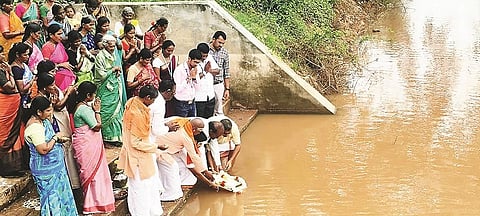 ಶ್ರೀ ಕ್ಷೇತ್ರ ಧರ್ಮಸ್ಥಳ ಗ್ರಾಮಾಭಿವೃದ್ಧಿ ಯೋಜನೆ ವತಿಯಿಂದ ಅಭಿವೃದ್ಧಿ ಪಡಿಸಲಾದ ಹಲಗಾಪುರ ಕೆರೆಗೆ ಬಾಗಿನ ಅರ್ಪಿಸಲಾಯಿತು. ದಿನೇಶ್, ರಾಜೇಂದ್ರ, ರಾಚಪ್ಪ, ಪ್ರವೀಣ್‌ಕುಮಾರ್ ಇತರರು ಇದ್ದರು. 
