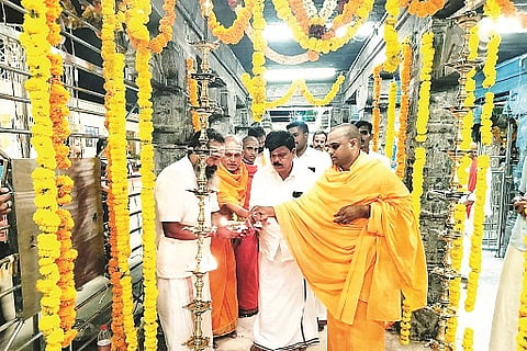 ಕಾರ್ತಿಕ ಮಾಸ ಆರಂಭದ ಹಿನ್ನೆಲೆಯಲ್ಲಿ ಮಲೆಮಹದೇಶ್ವರ ಬೆಟ್ಟದ ಮಾದಪ್ಪನ ಸನ್ನಿಧಿಯಲ್ಲಿ ಡಾ.ಶ್ರೀ ಶಾಂತಮಲ್ಲಿಕಾರ್ಜುನ ಸ್ವಾಮೀಜಿ ದೀಪ ಬೆಳಗಿಸಿದರು. ಕೆ.ವಿ ಮಾದೇಶ್, ಮಹದೇವಸ್ವಾಮಿ, ರಾಜಶೇಖರ್ ಇತರರು ಇದ್ದರು. 