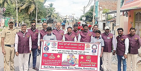 Oplus_0ಯಳಂದೂರು ಪಟ್ಟಣದಲ್ಲಿ ಆಯೋಜಿಸಿದ್ದ ವಿಶ್ವ ಪೋಲಿಯೋ ದಿನಾಚರಣೆ ಪ್ರಯುಕ್ತ ನಡೆದ ಜಾಗೃತಿ ಜಾಥಾ ಗಮನ ಸೆಳೆಯಿತು.  ವೈ.ಜಿ.ನಿರಂಜನಸ್ವಾಮಿ, ಪುಟ್ಟರಾಜು, ಗೌಡಹಳ್ಳಿ ರವಿ ಇದ್ದರು. 

