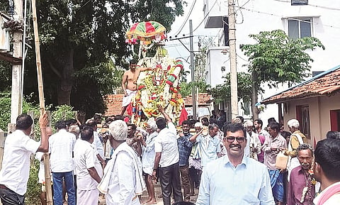  ಯಳಂದೂರು ತಾಲೂಕಿನ ಅಗರ-ಮಾಂಬಳ್ಳಿ ಗ್ರಾಮದಲ್ಲಿ ಶುಕ್ರವಾರ ಹಿಂಡಿ ಮಾರಮ್ಮ ದೇವಿಯ ಉತ್ಸವ ಮೂರ್ತಿಯನ್ನು ಮೆರವಣಿಗೆ ಮಾಡಲಾಯಿತು. 