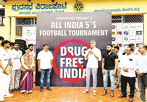 ವಿರಾಜಪೇಟೆಯ ತಾಲೂಕು ಮೈದಾನದಲ್ಲಿ ಆಯೋಜಿಸಿದ್ದ ಕಾಲ್ಚೆಂಡು ಪಂದ್ಯಾಟದಲ್ಲಿ ಶಾಸಕ ಎ.ಎಸ್.ಪೊನ್ನಣ್ಣ ಮಾತನಾಡಿದರು. ಮಹಮ್ಮದ್ ರಫಿ, ಸತೀಶ್, ಮಂಜುನಾಥ್ ಇತರರಿದ್ದರು