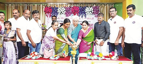 ಕೆ.ಆರ್.ನಗರದಲ್ಲಿ ಎಟಿಎಂ ಗೆಳೆಯರ ಬಳಗ ಚಾರಿಟಬಲ್ ಟ್ರಸ್ಟ್ ಅನ್ನು ಕೆ.ಜೆ.ಶ್ರೀಧರನಾಯಕ ಉದ್ಘಾಟಿಸಿದರು. ಮಂಜುನಾಥ್,  ಕೆ.ಎಸ್.ರಾಘವೇಂದ್ರ, ಕೆ.ಆರ್.ಯೋಗೇಶ್, ಕೆ.ಎನ್.ಪ್ರಶಾಂತ್, ಮಹಮ್ಮದ್ ಮುಜಾಮಿಲ್, ಜಿ.ಎಸ್.ಪ್ರಸನ್ನ, ಎಡತೊರೆ ಲೋಕೇಶ್, ಸಿ.ಜೆ.ಸುಧೀಶ್ ಕುಮಾರ್ ಇದ್ದರು.