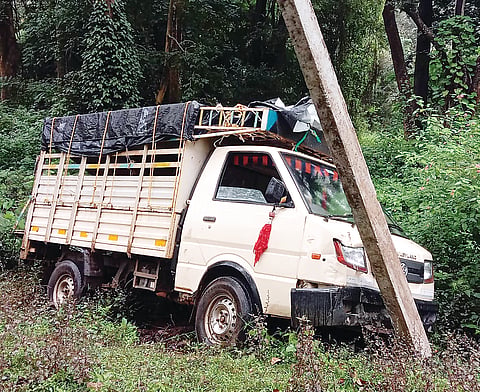 ಸೋಮವಾರಪೇಟೆ ಸಮೀಪದ ಕಾಜೂರು ಗ್ರಾಮದ ವಿಜಯಕುಮಾರ್ ಎಂಬುವರ ಶೆಡ್ ನಲ್ಲಿ ಕಳ್ಳತನ ಮಾಡಿದ ಕಾಳುಮೆಣಸು ಸಾಗಿಸಿದ್ದ ವಾಹನ ಅಪಘಾತಗಿಡಾಗಿರುವುದು.