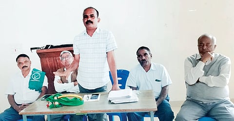 ಸೋಮವಾರಪೇಟೆ ಒಕ್ಕಲಿಗರ ಸಮುದಾಯ ಭವನದ ಶ್ರೀಗಂಧ ಹಾಲ್‌ನಲ್ಲಿ ನಡೆದ ರೈತ ಹೋರಾಟ ಸಮಿತಿ ಸಭೆಯಲ್ಲಿ ಅಧ್ಯಕ್ಷ ಸುರೇಶ್ ಮಾತನಾಡಿದರು. ಮೇದಪ್ಪ, ದೀಪಕ್, ಲವ, ದಿನೇಶ್ ಇತರರು ಇದ್ದರು.