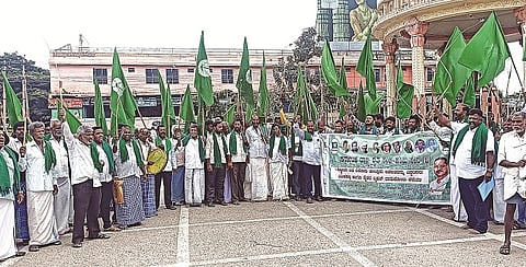 ನಂಜನಗೂಡಿನ ಅಂಬೇಡ್ಕರ್ ವೃತ್ತದ ಬಳಿ ಕರ್ನಾಟಕ ರಾಜ್ಯ ರೈತ ಸಂಘ ಮತ್ತು ಹಸಿರು ಸೇನೆ ಕಾರ್ಯಕರ್ತರು ಬಾರು ಕೋಲು  ಚಳವಳಿ ನಡೆಸಿದರು.