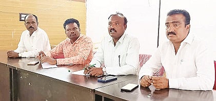 ತಿ.ನರಸೀಪುರ ತಾಲೂಕು ಪಂಚಾಯಿತಿ ಸಭಾಂಗಣದಲ್ಲಿ ಸೋಮವಾರ ಆಯೋಜಿಸಿದ್ದ ಪೂರ್ವಭಾವಿ ಸಭೆಯಲ್ಲಿ ತಹಸೀಲ್ದಾರ್ ಟಿ.ಜಿ.ಸುರೇಶಾಚಾರ್ ಮಾತನಾಡಿದರು. ಎಂ.ಎಸ್. ಮಹದೇವಸ್ವಾಮಿ, ಕೊತ್ತೇಗಾಲ ಬಸವರಾಜು, ರಂಗಸ್ವಾಮಿ ಇದ್ದರು.
