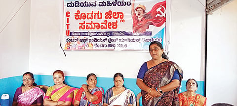 ವಿರಾಜಪೇಟೆಯಲ್ಲಿ ಆಯೋಜಿಸಿದ್ದ ದುಡಿಯುವ ಮಹಿಳೆಯರ ಕೊಡಗು ಜಿಲ್ಲಾ ಸಮಾವೇಶದಲ್ಲಿ ಎಚ್.ಎಸ್.ಸುನಂದಾ ಮಾತನಾಡಿದರು. ಪದ್ಮಿನಿ, ಸಾಬು, ಪುಷ್ಪಾ, ಕುಸುಮಾ ಇತರರು ಇದ್ದರು.
