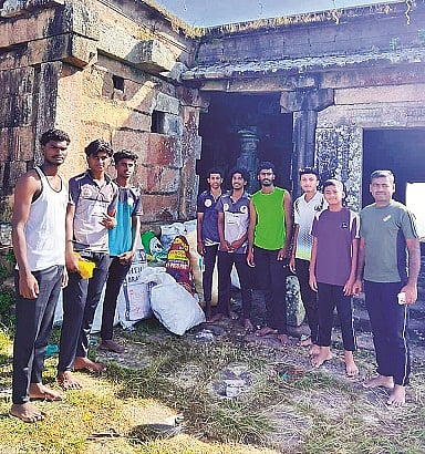 ಬೆಟ್ಟದಪುರದ ಶ್ರೀ ಸಿಡಿಲು ಮಲ್ಲಿಕಾರ್ಜುನ ಸ್ವಾಮಿ ಬೆಟ್ಟದ ಮೆಲ್ಭಾಗದಲ್ಲಿ ರಾವಂದೂರಿನ ಶಿವು ಸೈನಿಕ ಅಕಾಡೆಮಿ ವತಿಯಿಂದ ಸ್ವಚ್ಛತಾ ಅಭಿಯಾನ ನಡೆಯಿತು.