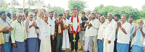 ಸಂಗರಶೆಟ್ಟಹಳ್ಳಿ ಗ್ರಾಮದಲ್ಲಿ ಜೀರ್ಣೋದ್ಧಾರಗೊಳ್ಳುತ್ತಿರುವ ಶ್ರೀ ಕೊಳ್ಳಿ ಮಲ್ಲಿಕಾರ್ಜುನ ಸ್ವಾಮಿ (ಈಶ್ವರ) ದೇವಸ್ಥಾನಕ್ಕೆ ಭೇಟಿ ನೀಡಿದ್ದ ಮಾಜಿ ಶಾಸಕ ಕೆ.ಮಹದೇವ್ ಅವರನ್ನು ಗ್ರಾಮಸ್ಥರು ಸನ್ಮಾನಿಸಿದರು.