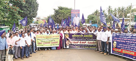 ಎಚ್.ಡಿ.ಕೋಟೆ ಪಟ್ಟಣದಲ್ಲಿ ಆದಿಕರ್ನಾಟಕ ಮಹಾಸಭಾ ಮುಖಂಡರು ಬೃಹತ್ ಪ್ರತಿಭಟನಾ ಮೆರವಣಿಗೆ ನಡೆಸಿದರು. ಹೈರಿಗೆ ಶಿವರಾಜು, ಬೆಟ್ಟಯ್ಯ ಕೋಟೆ, ಸೋಮೇಶ್,  ಜ್ಞಾನಪ್ರಕಾಶ ಸ್ವಾಮೀಜಿ, ಪುರಷೋತ್ತಮ್,ದೊಡ್ಡನಾಯಕ, ಚಿಕ್ಲವೀರನಾಯಕ, ಏಜಾಜ್ ಪಾಷ, ಜಯಪ್ರಕಾಶ್ ಇದ್ದರು.
