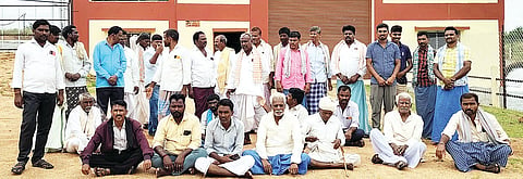 ಯಲಬುರ್ಗಾ ತಾಲೂಕಿನ ಹಿರೇವಂಕಲಕುಂಟಾ-ಗುನ್ನಾಳ ಹತ್ತಿರ ಕೊಪ್ಪಳ-ಕನಕಗಿರಿ ಬ್ರ್ಯಾಂಚ್‌ನ ಮುಖ್ಯಸ್ಥಾವರ ಘಟಕದಿಂದ ಕೆರೆಗಳಿಗೆ ಸಮರ್ಪಕವಾಗಿ ನೀರು ಹರಿಸುವಂತೆ ಆಗ್ರಹಿಸಿ ರೈತರು ದಿಢೀರ್ ಪ್ರತಿಭಟನೆ ನಡೆಸಿದರು. ಪ್ರಮುಖರಾದ ಹನುಮಂತಪ್ಪ ಬಡಿಗೇರ, ವಾಸಪ್ಪ ಗೌಡ್ರ, ಹಿರೇಶಿವಪ್ಪ ಕುದ್ರಕೊಟಗಿ, ವಿರೂಪಾಕ್ಷಗೌಡ ಪಾಟೀಲ್, ಭೀಮಣ್ಣ ಬುಡಶೆಟ್ನಾಳ ಇತರರಿದ್ದರು.