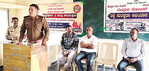 ಯಲಬುರ್ಗಾ ತಾಲೂಕಿನ ಬೇವೂರು ಗ್ರಾಮದ ಸರ್ಕಾರಿ ಪದವಿ ಪೂರ್ವ ಕಾಲೇಜಿನಲ್ಲಿ ಹಮ್ಮಿಕೊಂಡಿದ್ದ ತಂಬಾಕು ದುಷ್ಪರಿಣಾಮ ಕುರಿತ ಅರಿವು ಕಾರ್ಯಕ್ರಮದಲ್ಲಿ ಪಿಎಸ್‌ಐ ಎಸ್.ಪಿ.ನಾಯ್ಕ ಮಾತನಾಡಿದರು. ಪ್ರಾಚಾರ್ಯ ಗೋಪಾಲಕೃಷ್ಣ, ಉಪನ್ಯಾಸಕರಾದ ಜಿ.ಎ.ಹಿರೇಮಠ, ಶೇಖ್‌ಬಾಬು ಇದ್ದರು.