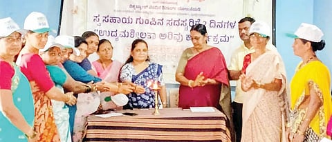 ಅಳವಂಡಿಯಲ್ಲಿ ಸ್ವಸಹಾಯ ಗುಂಪಿನ ಸದಸ್ಯರಿಗೆ ಹಮ್ಮಿಕೊಂಡಿದ್ದ ಎರಡು ದಿನಗಳ ಉದ್ಯಮಶೀಲತಾ ಅರಿವು ಕಾರ್ಯಕ್ರಮವನ್ನು ಬೆಂಗಳೂರು ಟೆರಿ ಸಂಸ್ಥೆ ಸಾಮಾಜಿಕ ಕಾರ್ಯಕರ್ತೆ ಮೀರಾ ಉದ್ಘಾಟಿಸಿದರು. ಮಹಿಳಾಧ್ವನಿ ಸಂಸ್ಥೆಯ ಮುಖ್ಯಸ್ಥೆ ಪ್ರಿಯದರ್ಶಿನಿ, ರಿವಾರ್ಡ್ ಟಿಂ ಲೀಡರ್ ಗವಿಸಿದ್ದಪ್ಪ, ಪ್ರಮುಖರಾದ ಗೀತಾ, ಬಸನಗೌಡ, ಲಕ್ಷ್ಮಣ ಇತರರಿದ್ದರು.