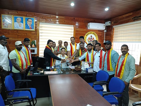 ಸೋಮವಾರಪೇಟೆ ತಾಲ್ಲೂು ಪಂಚಾಯಿತಿ ಇಒ ಪರಮೇಶ ಕುಮಾರ್ ಅವರನ್ನು ಕರವೇ ಪದಾಧಿಕಾರಿಗಳು ಸನ್ಮಾನಿಸಿದರು. ದೀಪಕ್, ವಸಂತ್, ಮಂಜುನಾಥ್ ಇತರರು ಇದ್ದರು.