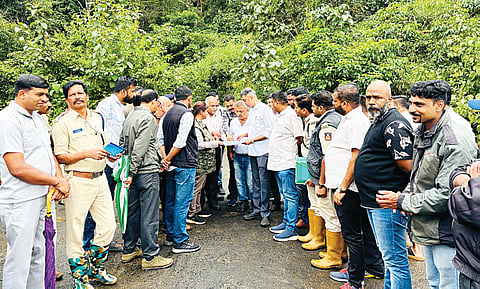 ಕೂಟಿಯಾಲ ಸೇತುವೆ ಪರಿಶೀಲಿಸಿದ ಶಾಸಕ ಎ.ಎಸ್.ಪೊನ್ನಣ್ಣ. ಈ ವೇಳೆ ಲಾಲಾ ಅಪ್ಪಣ್ಣ, ಕೊಲ್ಲಿರ ಬೋಪಣ್ಣ, ಉಮೇಶ್ ಕೇಚಮಯ್ಯ, ರೋಹಿತ್, ಅನು, ಅಯ್ಯಪ್ಪ, ಜಗನ್, ರಾಜ ಇತರರು ಇದ್ದರು.