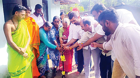 ಸೋಮವಾರಪೇಟೆ ಮಸಗೋಡು ಗ್ರಾಮದಲ್ಲಿ ನೂತನ ಸ್ತ್ರೀಶಕ್ತಿ ಭವನ ನಿರ್ಮಾಣಕ್ಕೆ ಶಾಸಕ ಡಾ. ಮಂತರ್ ಗೌಡ ಭೂಮಿ ಪೂಜೆ ನೆರವೇರಿಸಿದರು.