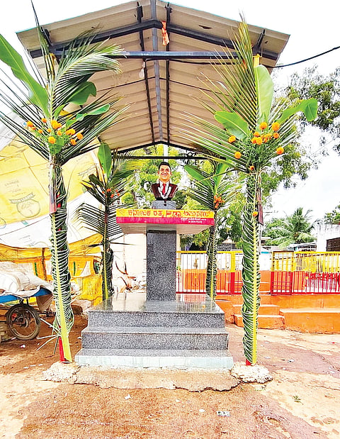 ಕನಕಗಿರಿಯ 13ನೇ ವಾರ್ಡಿನಲ್ಲಿನ ಕರ್ನಾಟಕ ರತ್ನ ಪುನಿತ್ ರಾಜಕುಮಾರ ವೃತ್ತವನ್ನು ಅಲಂಕರಿಸಿರುವುದು.