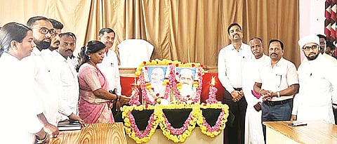 ಬೇಲೂರು ಪಟ್ಟಣದ ತಾಲೂಕು ಕಚೇರಿಯಲ್ಲಿ ಆಯೋಜಿಸಿದ್ದ ಕಾರ್ಯಕ್ರಮದಲ್ಲಿ ಗಣ್ಯರು ಪಾಲ್ಗೊಂಡಿದ್ದರು.