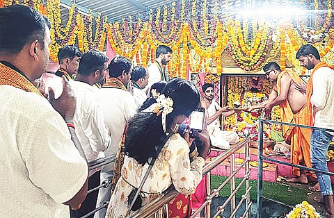 ವಾಟೇಹಳ್ಳಿ ಗ್ರಾಮದಲ್ಲಿರುವ ಶ್ರೀ ಚೌಡಮ್ಮ ದೇವಿಗೆ ಅರ್ಚಕರು ಮತ್ತು ಭಕ್ತರು  ವಿಶೇಷ ಪೂಜೆ ಸಲ್ಲಿಸಿದರು.