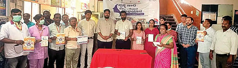 ಕಂಪ್ಲಿ ಸರ್ಕಾರಿ ಆಸ್ಪತ್ರೆಯಲ್ಲಿ ಆಯೋಜಿಸಿದ್ದ ವಿಶೇಷ ಆರೋಗ್ಯ ತಪಾಸಣಾ ಶಿಬಿರ ಕಾರ್ಯಕ್ರಮದಲ್ಲಿ ಸ್ವಸ್ಥ ನಾರಿ ಸಶಕ್ತ ಪರಿವಾರ ಅಭಿಯಾನದ ಕರಪತ್ರ ಪ್ರದರ್ಶಿಸಲಾಯಿತು. ಸಮುದಾಯ ಆರೋಗ್ಯ ಕೇಂದ್ರದ ಪ್ರಭಾರ ಆಡಳಿತ ವೈದ್ಯಾಧಿಕಾರಿ ಡಾ.ಕೆ.ಎಂ.ವೀರೇಶ, ಕ್ಷೇತ್ರ ಆರೋಗ್ಯ ಶಿಕ್ಷಣಾಧಿಕಾರಿ ಕೆ.ಶೋಭಾ, ವೈದ್ಯರಾದ ಶೇಖ್ ಸೈಫುಲ್ಲಾ, ಪ್ರಿಯಾಂಕಾ, ಭರತ್ ಪದ್ಮಶಾಲಿ, ಶ್ರೀನಿವಾಸ, ಹಾರಿಕಾ ಇತರರಿದ್ದರು.
