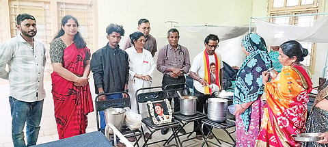 ಸೋಮವಾರಪೇಟೆ ತಾಲೂಕು ಅಪ್ಪು ಅಭಿಮಾನಿಗಳ ಬಳಗದ ವತಿಯಿಂದ ಸರ್ಕಾರಿ ಸಾರ್ವಜನಿಕ ಆಸ್ಪತ್ರೆಯ ಒಳರೋಗಿಗಳಿಗೆ ಮಧ್ಯಾಹ್ನದ ಊಟ ನೀಡಲಾಯಿತು. ಮಂಜುಳಾ, ಜಮೀರ್, ರವಿ ಕುಮಾರ್, ಶಿವಪ್ರಕಾಶ್ ಇತರರು ಇದ್ದರು.