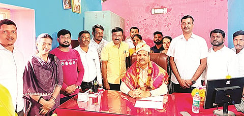 ಬೇಲೂರಿನ ಹಳೇ ತಾಲೂಕು ಕಚೇರಿಯಲ್ಲಿ ಆಯೋಜಿಸಿದ್ದ ಜಮಾಬಂಧಿ ಕಾರ್ಯಕ್ರಮದಲ್ಲಿ ತಹಸೀಲ್ದಾರ್ ಶ್ರೀಧರ್ ಕಂಕನವಾಡಿ ಅವರನ್ನು ಅಭಿನಂದಿಸಲಾಯಿತು.