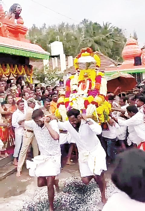 ಸಿದ್ದರಹಳ್ಳಿ ಗ್ರಾಮದ ಶ್ರೀ ಬನಶಂಕರಿ ಅಮ್ಮನವರ ದೇಗುಲ ಆವರಣದಲ್ಲಿ ದೇವರನ್ನು ಹೊತ್ತವರು ಕೊಂಡ ಹಾಯುತ್ತಿರುವುದು.