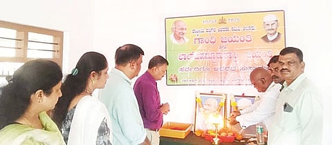 ಆಲೂರು ತಾಲೂಕು ಕಚೇರಿ ಸಭಾಂಗಣದಲ್ಲಿ ಆಯೋಜಿಸಿದ್ದ ಕಾರ್ಯಕ್ರಮವನ್ನು  ತಹಸೀಲ್ದಾರ್ ಮಲ್ಲಿಕಾರ್ಜುನ್ ಉದ್ಘಾಟಿಸಿದರು.