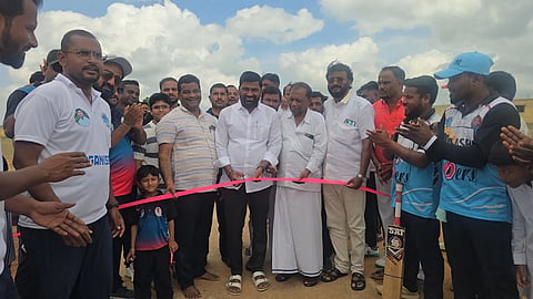 ಮಸ್ಕಿಯ ಬಾಲಕರ ಸರ್ಕಾರಿ ಪ್ರೌಢಶಾಲಾ ಮೈದಾನದಲ್ಲಿ ಮಸ್ಕಿ ಚಾಂಪಿಯನ್ಸ್ ಲೀಗ್-2 ಕ್ರಿಕೆಟ್ ಪಂದ್ಯಾವಳಿಗೆ ಪುರಸಭೆ ಅಧ್ಯಕ್ಷ ಮಲ್ಲಯ್ಯ ಅಂಬಾಡಿ ಚಾಲನೆ ನೀಡಿದರು. ಪುರಸಭೆ ಸದಸ್ಯರಾದ ಮಲ್ಲಿಕಾರ್ಜುನ ಬ್ಯಾಳಿ, ಭರತಕುಮಾರ ಶೇಠ್, ಮಾರಲದಿನ್ನಿ ಗ್ರಾಪಂ ಅಧ್ಯಕ್ಷ ಭೀರಪ್ಪ,ಮೌನೇಶ ಮುರಾರಿ, ಪ್ರಥಮ ದರ್ಜೆ ಗುತ್ತಿಗೆದಾರ ಪ್ರಭುದೇವ ಇತರರಿದ್ದರು.