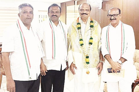 ಮಂಗಳೂರು ವಿದ್ಯುತ್ ಸರಬರಾಜು ನಿಗಮದ ಅಧ್ಯಕ್ಷ ಹರೀಶ್ ಕುಮಾರ್ ಅವರನ್ನು ಕರ್ನಾಟಕ ಅರೆಭಾಷೆ ಸಂಸ್ಕೃತಿ ಮತ್ತು ಸಾಹಿತ್ಯ ಅಕಾಡೆಮಿ ಅಧ್ಯಕ್ಷ ಸದಾನಂದ ಮಾವಜಿ ಸನ್ಮಾನಿಸಿದರು. ಟಿ.ಎಂ.ಶಹೀದ್, ಕೆ. ಎಂ.ಮುಸ್ತಫ ಇದ್ದರು.
 