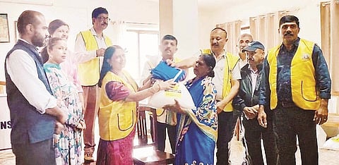 ನಾಪೋಕ್ಲು ಲಯನ್ಸ್ ಕ್ಲಬ್ ವತಿಯಿಂದ ಬಡ ಕುಟುಂಬಗಳಿಗೆ ಆಹಾರದ ಪೊಟ್ಟಣಗಳನ್ನು ವಿತರಿಸಲಾಯಿತು.