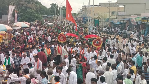 ತುರ್ವಿಹಾಳದಲ್ಲಿ ಶ್ರೀ ಗುಂಡಯ್ಯ ಅಪ್ಪಾಜಿ ಪುರಾಣ ಪ್ರವಚನ ಮಹಾಮಂಗಲ ನಿಮಿತ್ತ ಕುಂಭೋತ್ಸವ ಅದ್ದೂರಿಯಾಗಿ ಜರುಗಿತು.