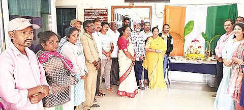 ಸೋಮವಾರಪೇಟೆ ಪಟ್ಟಣ ಪಂಚಾಯಿತಿ ಸಭಾಂಗಣದಲ್ಲಿ ಆಯೋಜಿಸಿದ್ದ  ವಾಲ್ಮೀಕಿ ಜಯಂತಿ ಸಮಾರಂಭದಲ್ಲಿ ಪಂಚಾಯಿತಿ ಅಧ್ಯಕ್ಷೆ ಜಯಂತಿ ಶಿವಕುಮಾರ್ ಪುಷ್ಪನಮನ ಸಲ್ಲಿಸಿದರು. ಮೋಹಿನಿ, ಕೃಷ್ಣಪ್ರಸಾದ್ ಇದ್ದರು.