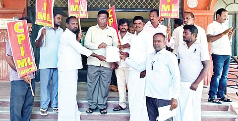 ಕೋರ್ಟ್ ಕಲಾಪದ ವೇಳೆಯೇ ಸುಪ್ರೀಂ ಕೋರ್ಟ್ ಮುಖ್ಯ ನ್ಯಾಯಮೂರ್ತಿ ಬಿ.ಆರ್.ಗವಾಯಿ ಅವರತ್ತ ಶೂ ಎಸೆದವರ ವಿರುದ್ಧ ಕಠಿಣ ಕ್ರಮ ಕೈಗೊಳ್ಳುವಂತೆ ಒತ್ತಾಯಿಸಿ ಸಿಂಧನೂರಿನಲ್ಲಿ ಸಿಪಿಐ(ಎಂಎಲ್) ಲಿಬರೇಷನ್ ವತಿಯಿಂದ ಉಪತಹಸೀಲ್ದಾರ್ ಚಂದ್ರಶೇಖರಗೆ ಮನವಿ ಸಲ್ಲಿಸಲಾಯಿತು. ತಾಲೂಕು ಕಾರ್ಯದರ್ಶಿ ಬಸವರಾಜ ಬೆಳಗುರ್ಕಿ, ಪ್ರಮುಖರಾದ ಬಸವರಾಜ ಕೊಂಡೆ, ರಾಘವೇಂದ್ರ ಉಪ್ಪಳ, ದೇವರಾಜ ಉಪ್ಪಳ, ಬಸವರಾಜ ಬೆಳಗುರ್ಕಿ ಇತರರಿದ್ದರು.
