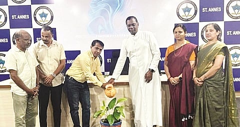 ವಿರಾಜಪೇಟೆಯ ಸೇಂಟ್ ಆನ್ಸ್ ಪದವಿ ಕಾಲೇಜಿನಲ್ಲಿ ಆಯೋಜಿಸಿದ್ದ ಕಾರ್ಯಕ್ರಮವನ್ನು ಗಣ್ಯರು ಉದ್ಘಾಟಿಸಿದರು. ಬಸವರಾಜು,   ರೆಹಮಾನ್, ಮದಲೈ ಮುತ್ತು, ತೃಪ್ತಿ ಬೋಪಣ್ಣ, ಅರ್ಜುನ್ ಇದ್ದರು.
