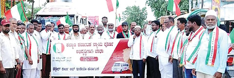 ಮಾನ್ವಿಯ ವಾಲ್ಮೀಕಿ ವೃತ್ತದಲ್ಲಿ ವೆಲ್ಫೇರ್ ಪಾರ್ಟಿ ಆಫ್ ಇಂಡಿಯಾದಿಂದ ಕಲ್ಯಾಣ ಕರ್ನಾಟಕ ನ್ಯಾಯಪೂರ್ಣ ಅಭಿವೃದ್ಧಿಗಾಗಿ ಜಾಥಾ ನಡೆಯಿತು. ಪಕ್ಷದ ಜಿಲ್ಲಾಧ್ಯಕ್ಷ ಶೇಕ್ ಫರೀದ್ ಉಮರಿ, ರಾಜ್ಯ ಉಪಾಧ್ಯಕ್ಷ ಶ್ರೀಕಾಂತ್ ಸಾಲಿಯಾನ್, ಖಜಾಂಚಿ ಸಲೀಂ ಮಂಗಳೂರು, ವಲಯ ಕಾರ್ಯದರ್ಶಿ ಇರ್ಫಾನ್ ಬೀದರ್, ತಾಲೂಕು ಅಧ್ಯಕ್ಷ ಬಾಬಾ ಹುಸೇನ್ ಗಚ್ಚಿ ಇತರರಿದ್ದರು.
