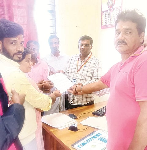  ಸೋಮವಾರಪೇಟೆ ಹಿಂದು ಜನಜಾಗೃತಿ ಸಮಿತಿ ವತಿಯಿಂದ ತಾಲೂಕು ಆಡಳಿತಕ್ಕೆ ಮನವಿ ಸಲ್ಲಿಸಲಾಯಿತು. ಪ್ರಸಾದ್, ಬಸವ ಕುಮಾರ್, ರಾಧಾಕೃಷ್ಣ ಇದ್ದರು.