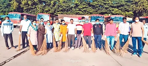 Divisional Controller Narayanappa Kuraba instructed to maintain cleanliness at bus stops