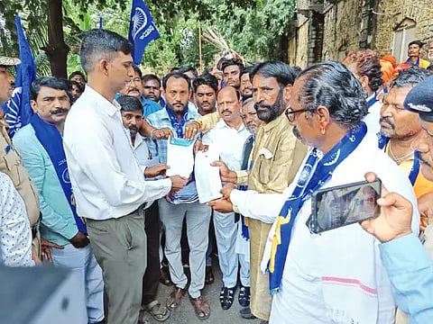 Give 1% separate reservation to nomads