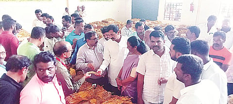 HUN-OCT-16-4(LAKSHMAN VISIT TO TOBACCO MARKET)