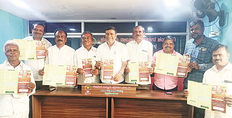 ಹುಣಸೂರಲ್ಲಿ ಮಹರ್ಷಿ ವಾಲ್ಮೀಕಿ ಜಯಂತಿ ಸಮಾರಂಭದ ಆಹ್ವಾನ ಪತ್ರಿಕೆಯನ್ನು ಗಣ್ಯರು ಬಿಡುಗಡೆಗೊಳಿಸಿದರು. ಅಣ್ಣಯ್ಯನಾಯಕ, ಚೌಡನಾಯಕ, ವೆಂಕಟೇಶ್ ಡಿ.ನಾಯಿಕ, ರವಿ ಕಲ್ಕುಣಿಕೆ, ಗೋವಿಂದ ನಾಯಕ ಇದ್ದರು.